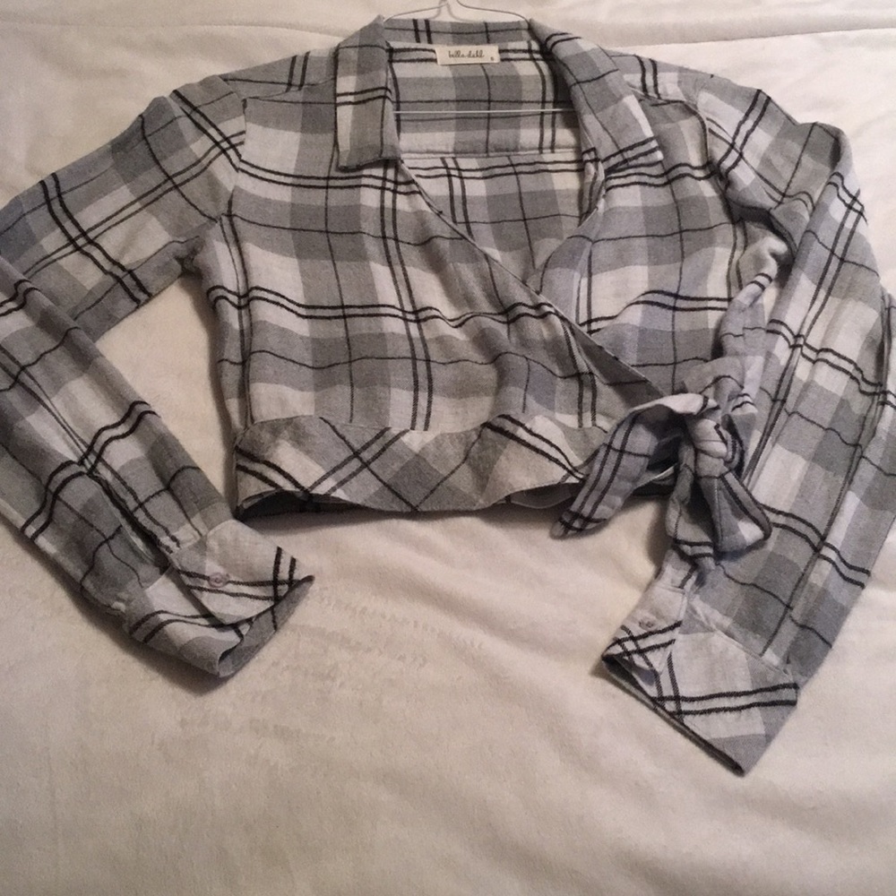 BELLA DAHL plaid long sleeve crop wrap top